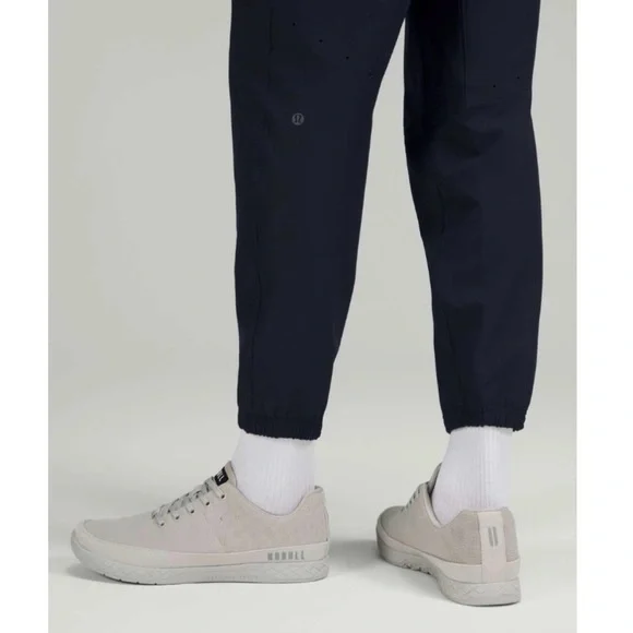 Lululemon License to Train Jogger in True Navy Size L - Picture 4 of 15
